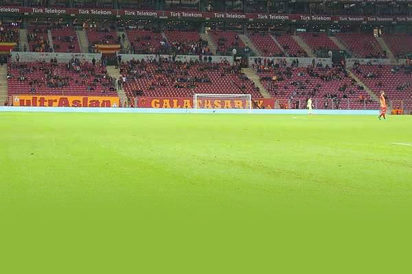 Arena'da tribünler boş kaldı