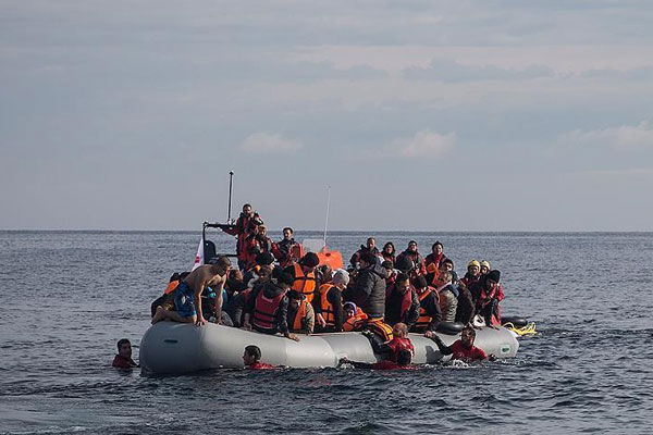 Çeşme'den 54 kaçak yakalandı