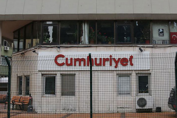Cumhuriyet gazetesinden 9 kişi tutuklandı