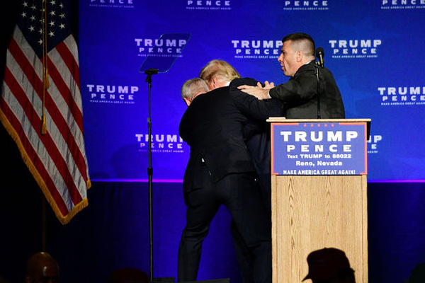 Trump, apar topar kürsüden indirildi