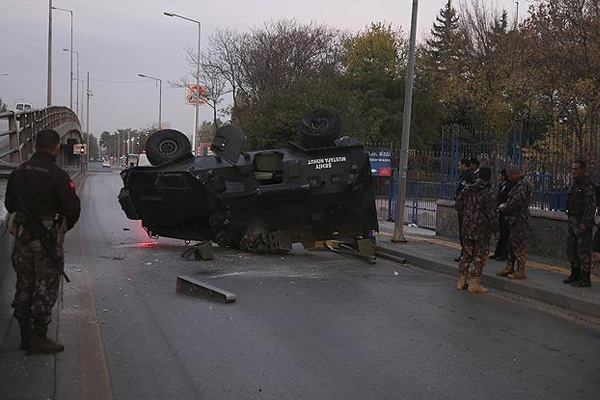 Ankara'da zırhlı polis aracı üst geçitten düştü: 3 yaralı