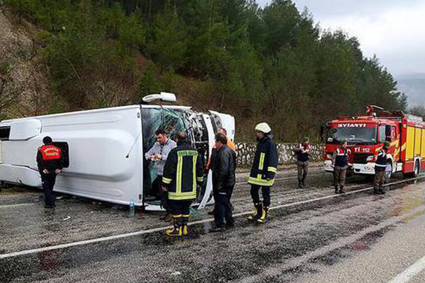 Düzce'de yolcu otobüsü devrildi
