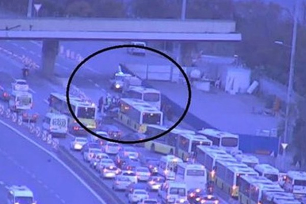 Köprüdeki kaza trafiği kilitledi