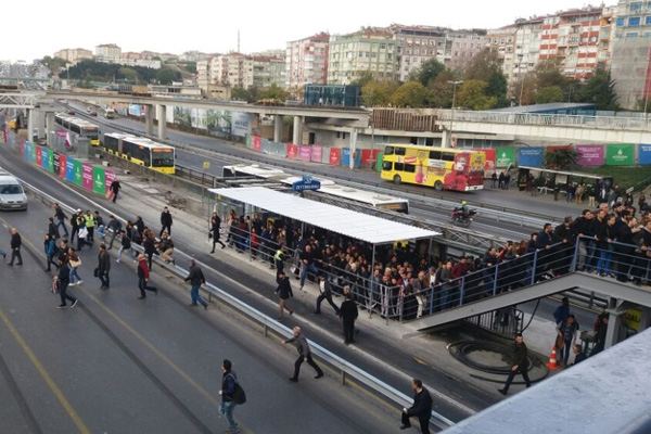 Üst geçite sığmayınca E-5'e indiler