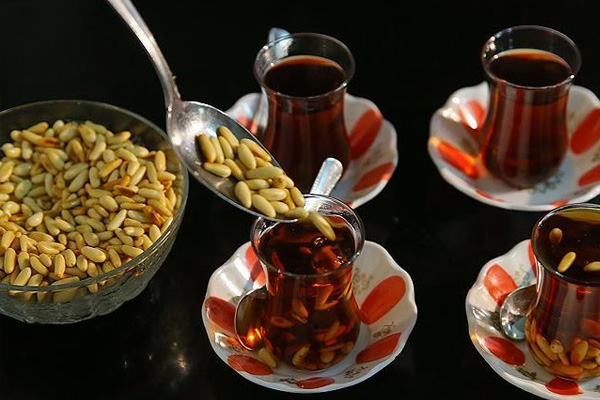 Çam kokulu 'Cilveli çay'dan vazgeçmiyorlar