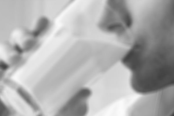 Çamaşır suyunu süt zannedip içti!