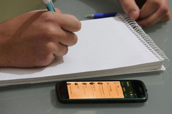 Üniversitede cep telefonu yasaklandı