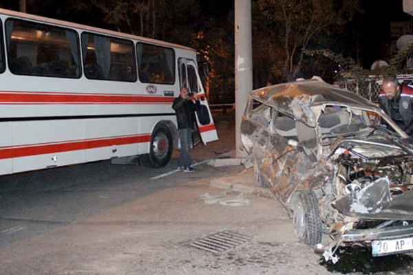 Servis otobüsü ile otomobil çarpıştı: 1 ölü