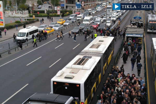 Metrobüs durağı kapatılınca yayalar E-5’e indi