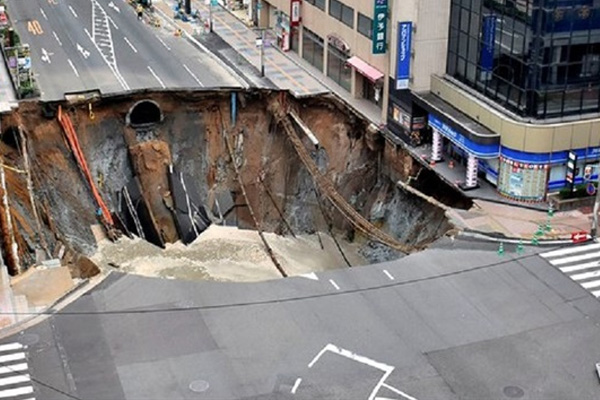 5 şeritli cadde çöktü