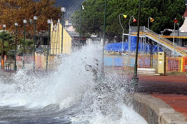 Balıkesir ve Bursa'da şiddetli lodos