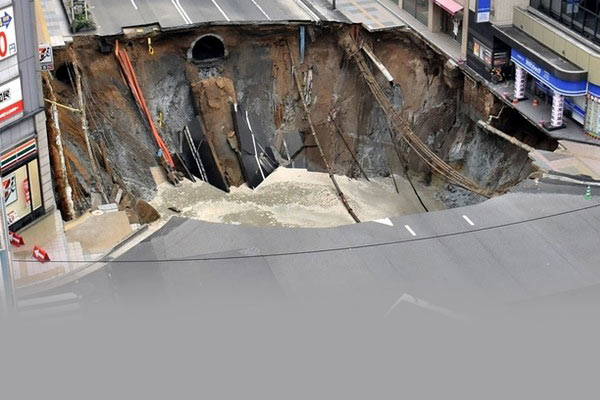 Japonya'da çukur yolu yuttu