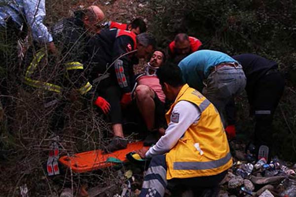 Uçuruma düşen öğrenci yaralandı