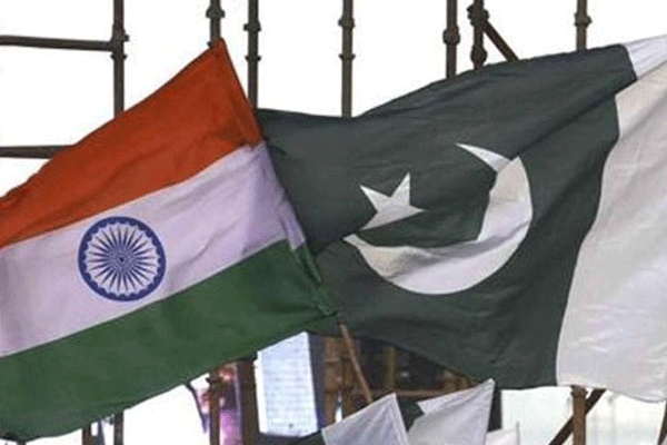 Hindistanlı diplomatlar Pakistan'ı terk etti