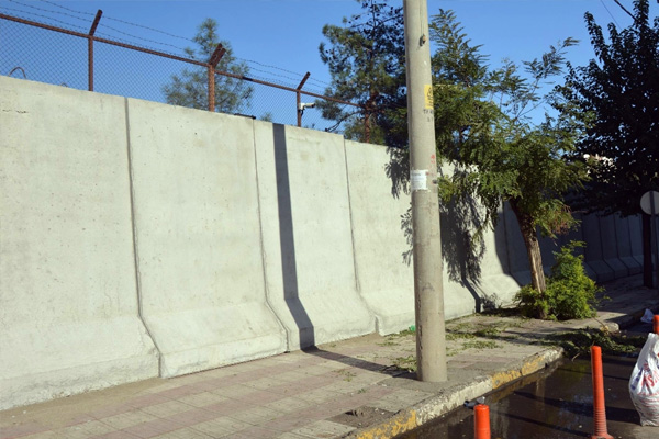 Diyarbakır'da saldırı sonrası beton bloklu önlem