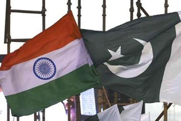 Hindistanlı diplomatlar Pakistan'ı terk etti