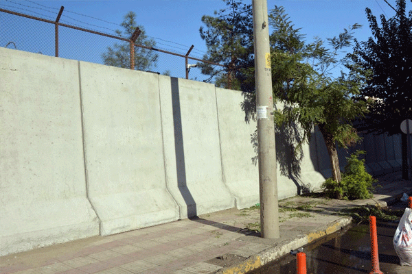 Emniyet Müdürlüğüne duvar önlemi