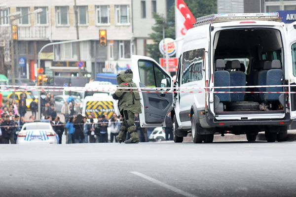 Van'da bomba yüklü minibüs ele geçirildi