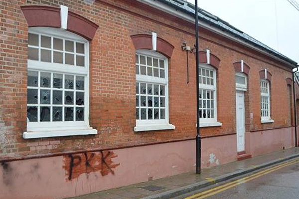 Londra'da camiye saldırı