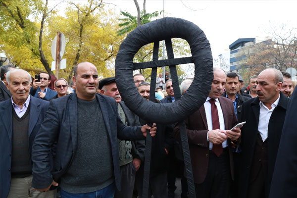 Almanya’ya siyah çelenkli protesto