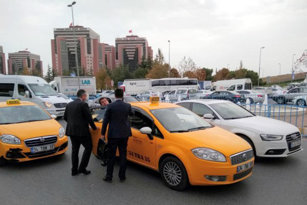 Bakan aracını bıraktı taksiye bindi