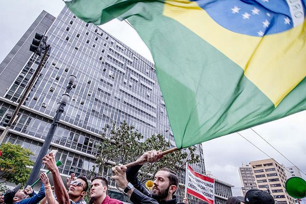 Brezilya'da devlet memurları meclisi bastı