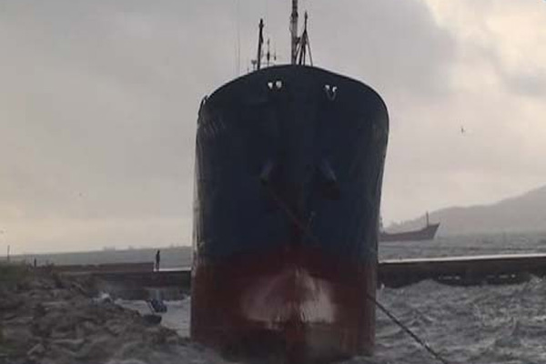 Maltepe'de gemi karaya oturdu