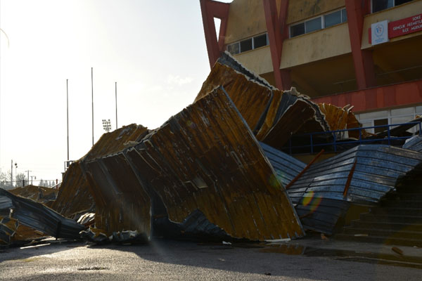 Aydın'da hortum çatıları uçurdu