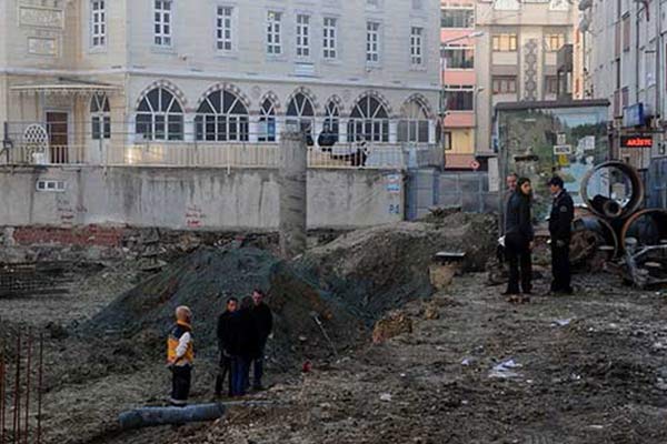 Genç mühendis çukura düşerek hayatını kaybetti