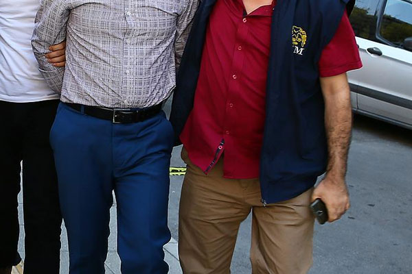 İzmir merkezli FETÖ operasyonunda 25 gözaltı
