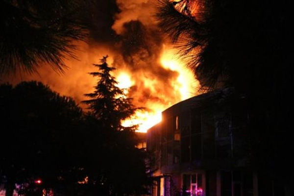 Lastik fabrikası alevlere teslim oldu