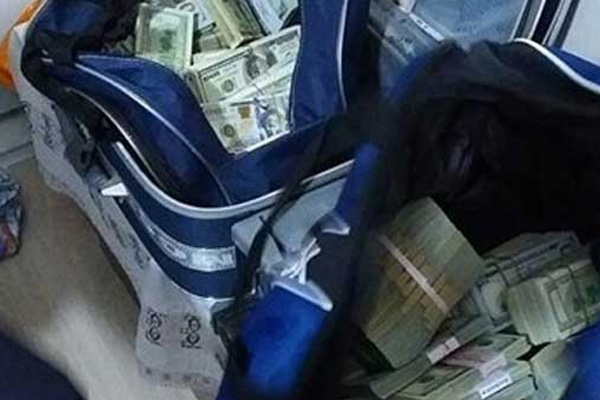 FETÖ şüphelisinin evinden 260 bin dolar çıktı