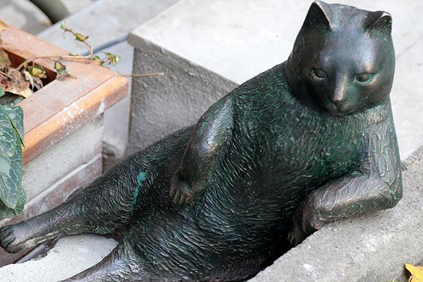 Tombili'nin heykeli yeniden yerine koyuldu