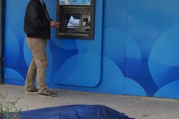 İnsanlık ATM'nin yanı başında öldü!