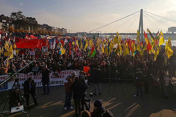 Almanya'da PKK'lılardan polise saldırı