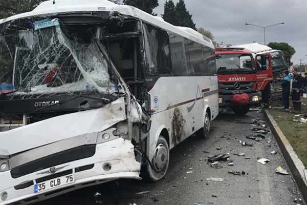 TIR otobüse çarptı: 28 yaralı