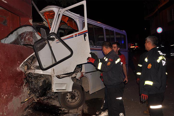Minibüs eve çarptı: 3 ölü