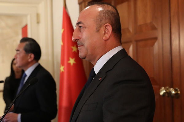 Çavuşoğlu'ndan Schulz'a: Elinden geleni arkasına koymasın