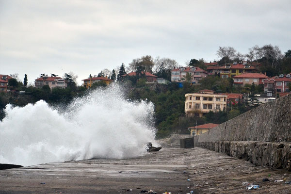 Karadeniz’de korkutan dev dalgalar