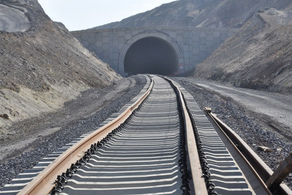 Asrın Projesi’nde raylar döşeniyor