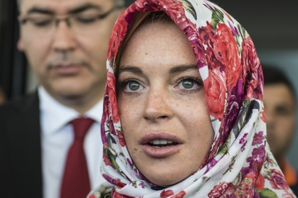 Lindsay Lohan, Cumhurbaşkanı Erdoğan'ı retweetledi, Putin ve Trump'a seslendi