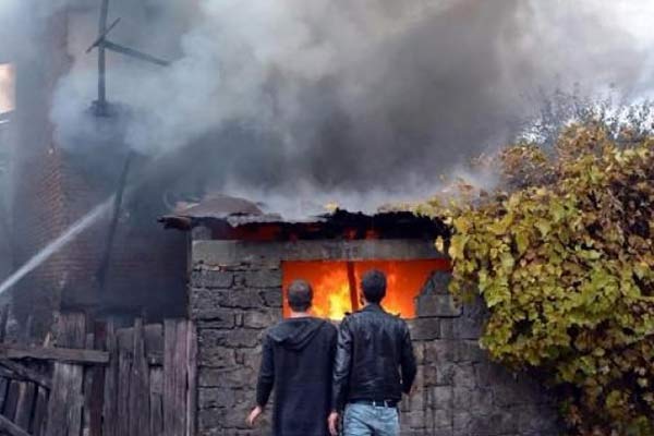 Karabük'te 2 katlı ev yandı