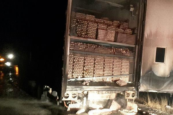 Yumurta yüklü TIR yandı