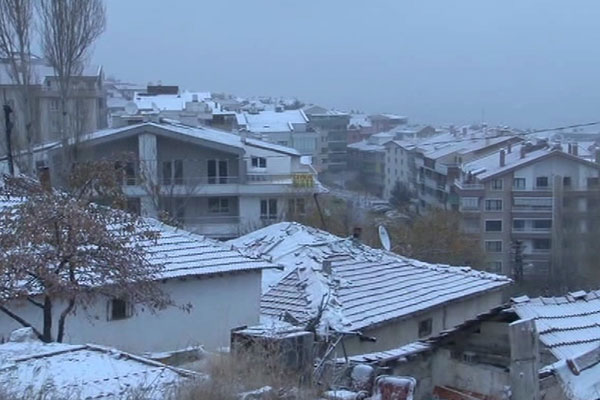 Başkent güne karla uyandı