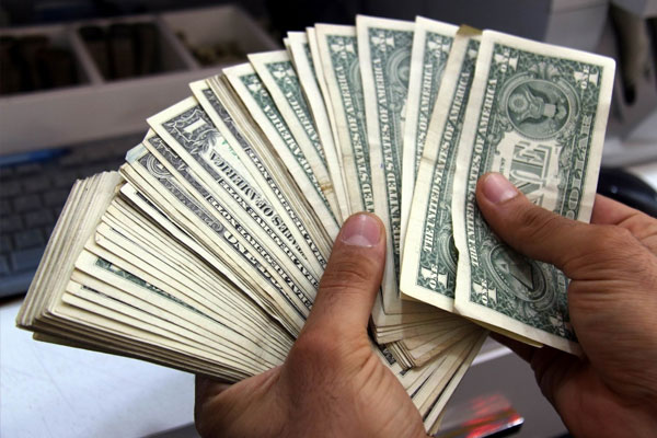 Dolar tarihi rekorunu tazeledi