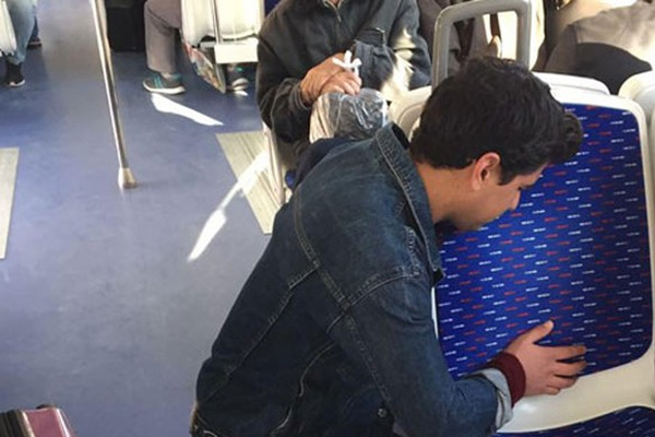 Otobüs koltuğunu öperek hasret giderdi