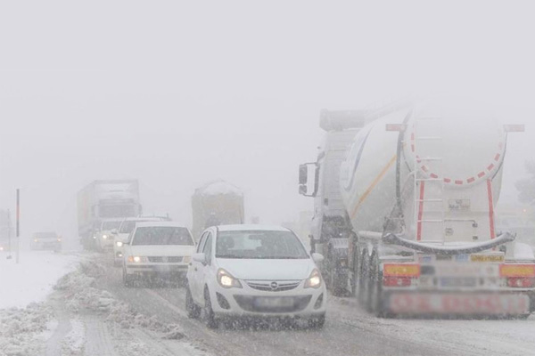 Sivas'ta kar hayatı felç etti