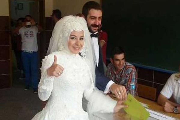 Gelinliği ile oy veren AK Partili hayatını kaybetti