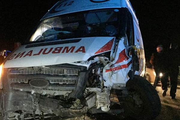 Ambulans ile otomobil çarpıştı: 2 ölü, 7 yaralı