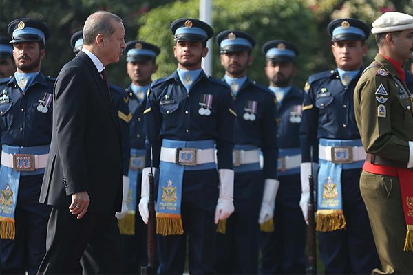 Erdoğan Pakistan'da resmi törenle karşılandı